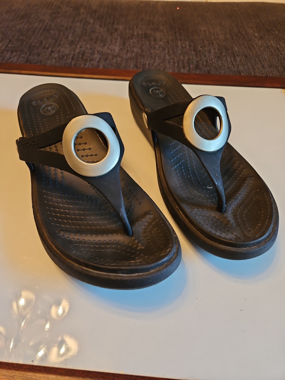 Crocs Black Size 9 Women's Thong Sandals with Silver Accent
